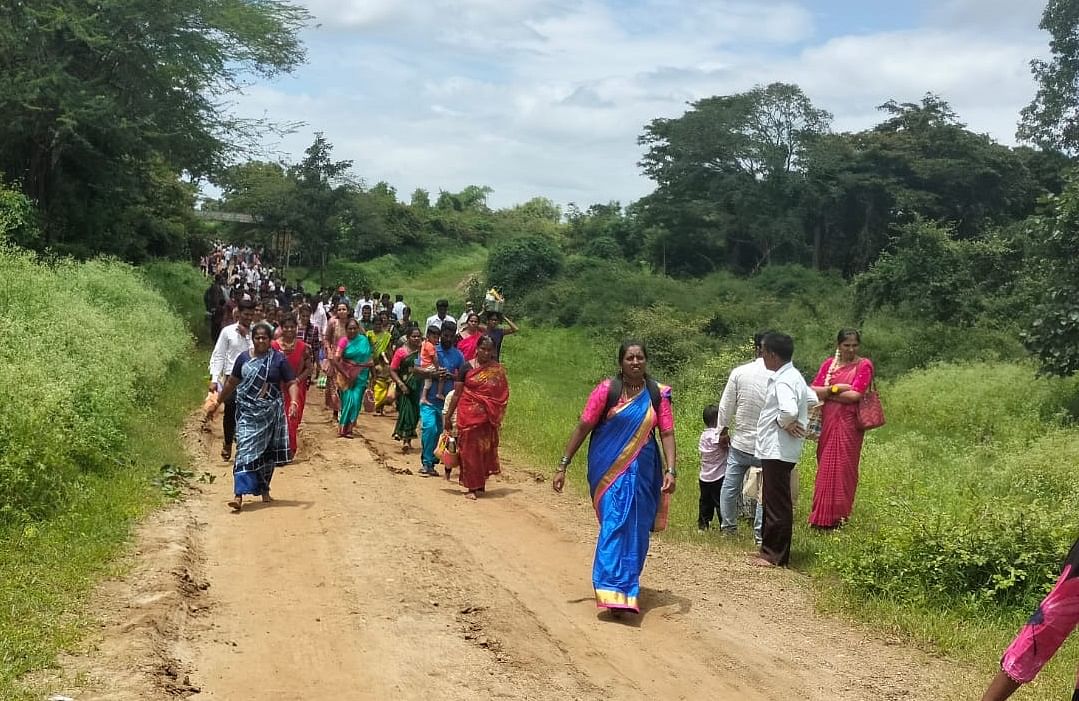 ಭಕ್ತರು ದೇಗುಲಕ್ಕೆ ನಡಿಗೆಯಲ್ಲಿಯೇ ಕಾಡಿನ ಹಾದಿಯಲ್ಲಿ ತೆರಳಿದರು