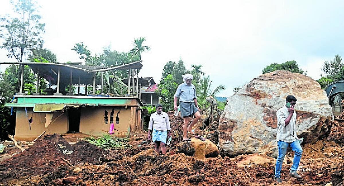 ಭೂಕುಸಿತದಿಂದ ನಲುಗಿದ ಚೂರಲ್ಮಲ ಶಾಲೆಯ ಎದುರಿನ ಪ್ರದೇಶದಲ್ಲಿ ಮನೆ ಇದ್ದ ಜಾಗದ ಹುಡುಕಾಟ – ಪ್ರಜಾವಾಣಿ ಚಿತ್ರ