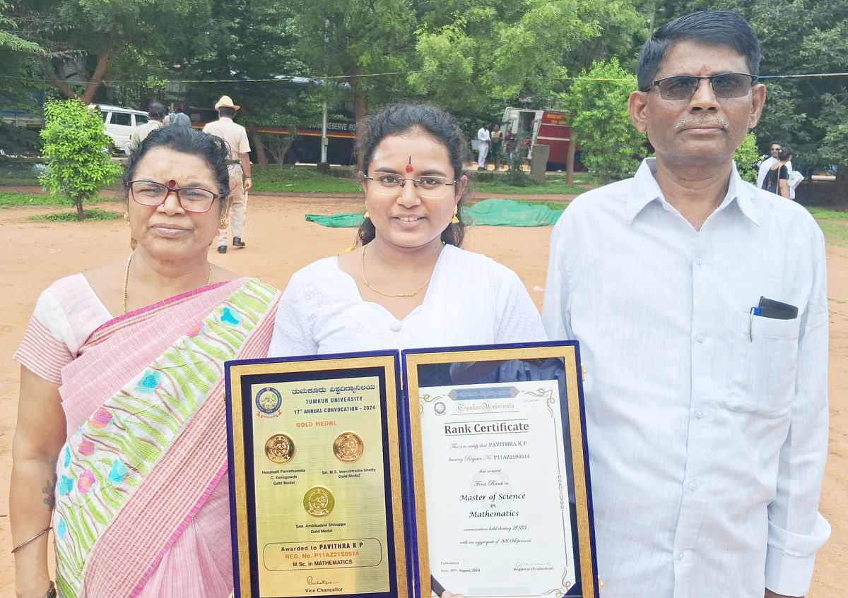 ಪೋಷಕರೊಂದಿಗೆ ಕೆ.ಪಿ.ಪವಿತ್ರಾ