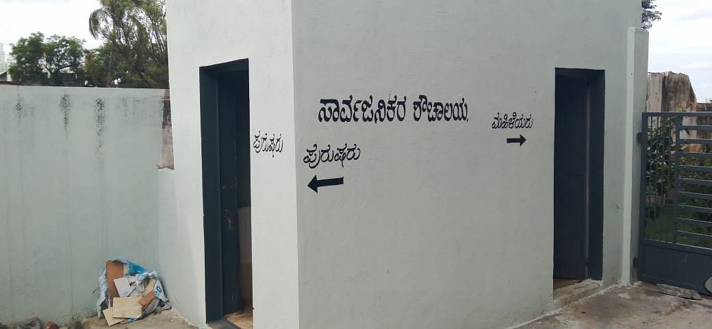 ಸೂಕ್ತವಾದ ನೀರಿನ ವ್ಯವಸ್ಥೆ ಇಲ್ಲದೆ ದುರ್ವಾಸನೆ ಬೀರುತ್ತಿರುವ ಶೌಚಾಲಯ ಕಟ್ಟಡ.