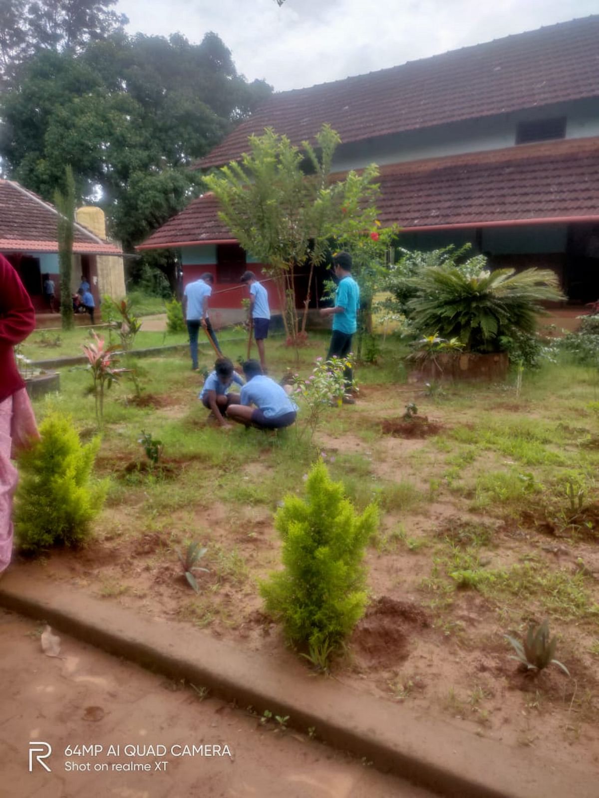  ಚೂರಿಕಾಡು ಸರ್ಕಾರಿ ಹಿರಿಯ ಪ್ರಾಥಮಿಕ ಶಾಲೆಯಲ್ಲಿ ತೋಟಗಾರಿಕೆ ಕೆಲಸ ಮಾಡುತ್ತಿರುವ ವಿದ್ಯಾರ್ಥಿಗಳು