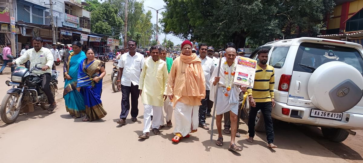 ರೋಣ ಬಸ್ ನಿಲ್ದಾಣದಿಂದ ಬೆಂಗಳೂರು ಕೇಂದ್ರ ಬಸ್ ನಿಲ್ದಾಣದವರೆಗೆ ಮುತ್ತಣ್ಣ ತಿರ್ಲಾಪುರ ಸಾರಿಗೆ ಸಂಸ್ಥೆ ಉಳಿವಿಗಾಗಿ ಪಾದಯಾತ್ರೆ ಕೈಗೊಂಡರು