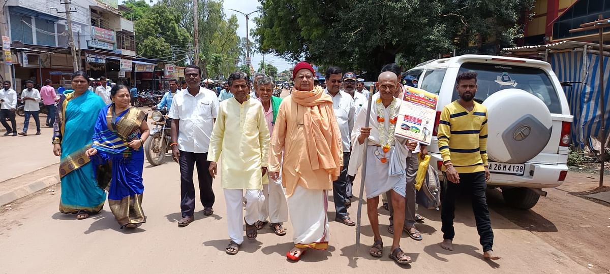 ರೋಣ ಬಸ್ ನಿಲ್ದಾಣದಿಂದ ಬೆಂಗಳೂರು ಕೇಂದ್ರ ಬಸ್ ನಿಲ್ದಾಣದವರೆಗೆಮುತ್ತಣ್ಣ ತಿರ್ಲಾಪುರ ಸಾರಿಗೆ ಸಂಸ್ಥೆ ಉಳಿವಿಗಾಗಿ ಪಾದಯಾತ್ರೆ ಕೈಗೊಂಡರು