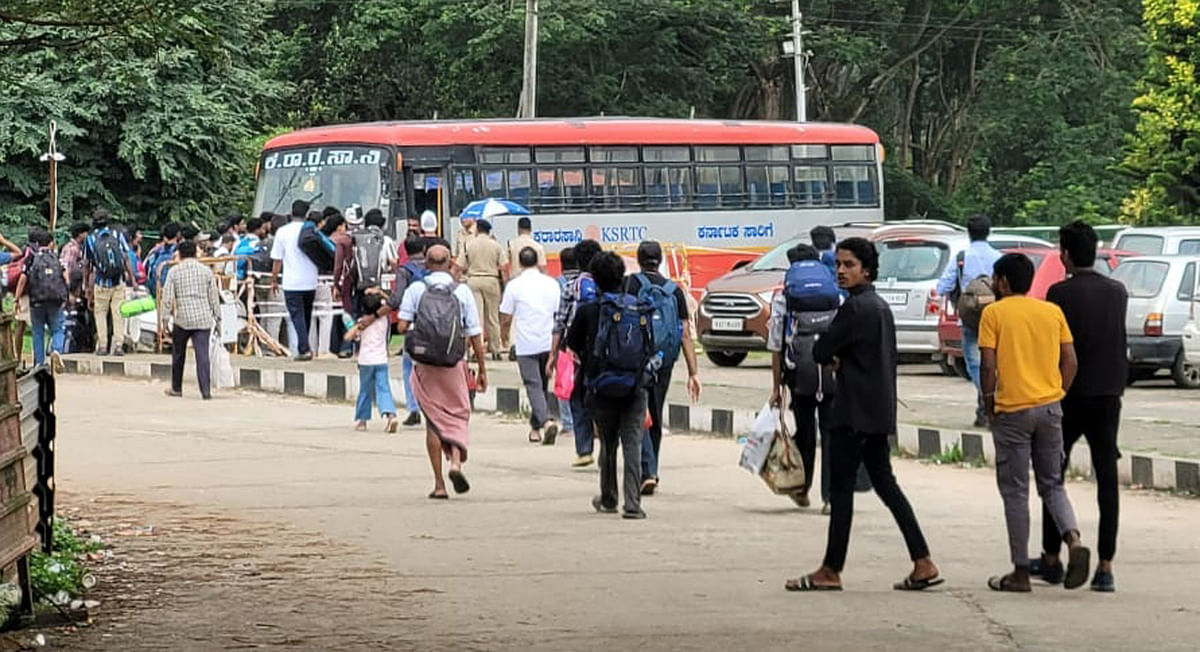 ಸಕಲೇಶಪುರ ರೈಲು ನಿಲ್ದಾಣದಿಂದ ಬಸ್‌ಗಳಲ್ಲಿ ತೆರಳಿದ ಪ್ರಯಾಣಿಕರು.