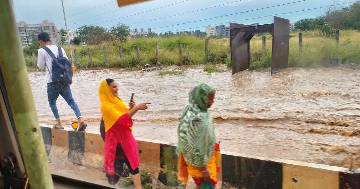 ಮಾರತ್ತಹಳ್ಳಿ ಮುಖ್ಯರಸ್ತೆಯಲ್ಲಿ ನೀರು ನಿಂತಿರುವ ದೃಶ್ಯ