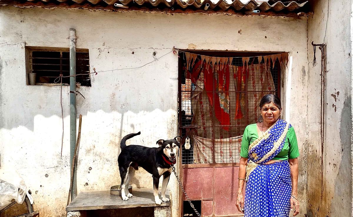 ಬೀಗ ಜಡಿದಿರುವ ಮನೆ ಮುಂದೆ ಜಯಲಕ್ಷ್ಮಮ್ಮ