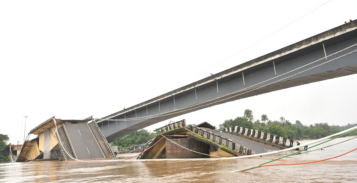 ಕಾಳಿ ನದಿಗೆ ಅಡ್ಡಲಾಗಿ ಬಿದ್ದಿರುವ ಸೇತುವೆ ಅವಶೇಷ