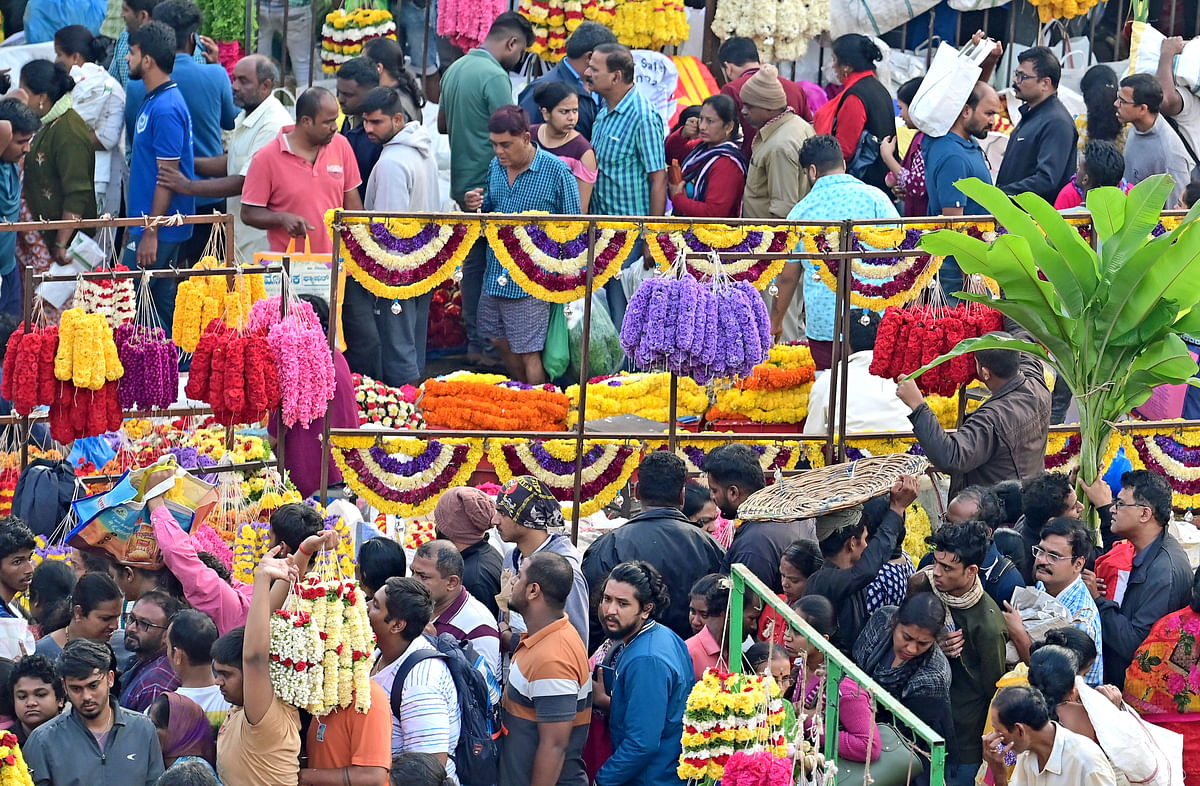 ನಗರದ ಕೆ.ಆರ್ ಮಾರುಕಟ್ಟೆಯಲ್ಲಿ ಬುಧವಾರ ಹೂವು ಹಾಗೂ ಹಣ್ಣು ಖರೀದಿಗೆ ಬಂದಿದ್ದ ಜನ –ಪ್ರಜಾವಾಣಿ ಚಿತ್ರಗಳು/ ರಂಜು ಪಿ