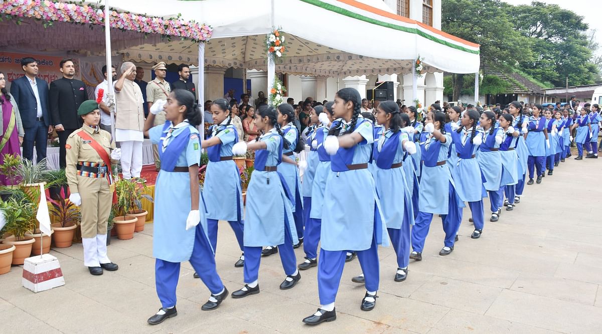 ಮಡಿಕೇರಿಯ ಕೋಟೆ ಆವರಣದಲ್ಲಿ ಸ್ಕೌಟ್ಸ್ ಮತ್ತು ಗೈಡ್‌ ವಿದ್ಯಾರ್ಥಿಗಳು ಆಕರ್ಷಕ ಪಥಸಂಚಲನ ನಡೆಸಿದರು