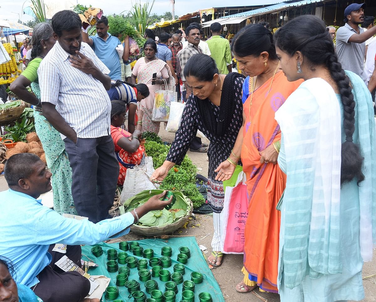 ತುಮಕೂರಿನಲ್ಲಿ ಗುರುವಾರ ಮಹಿಳೆಯರು ಬಳೆ ಖರೀದಿ ಮಾಡಿದರು