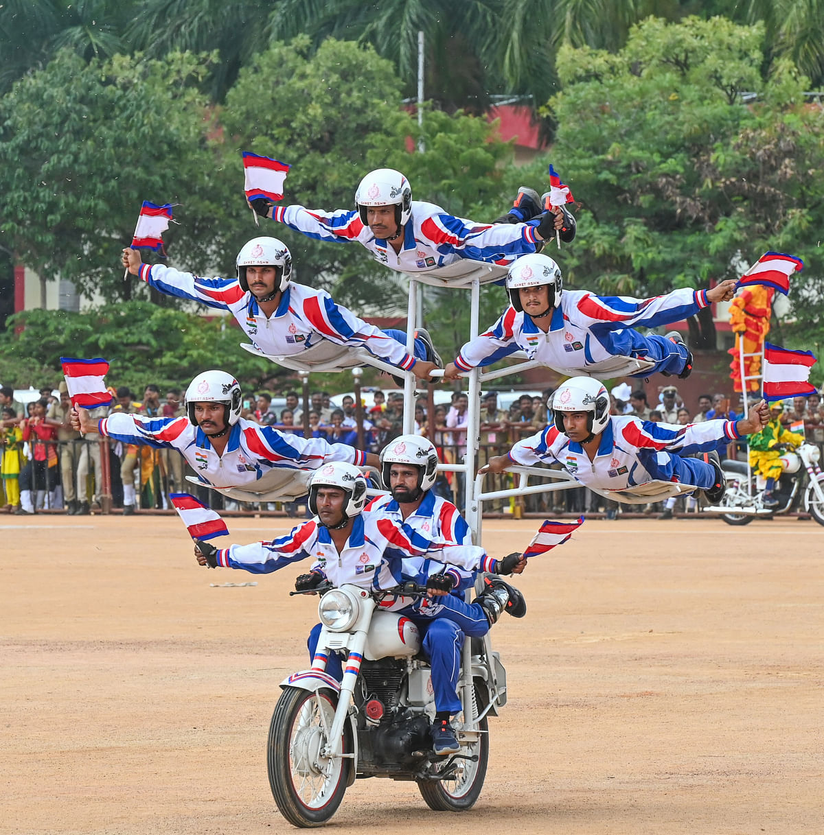 ಯೋಧರು ಬೈಕ್‌ನಲ್ಲಿ ಸಾಹಸ ತೋರಿದರು