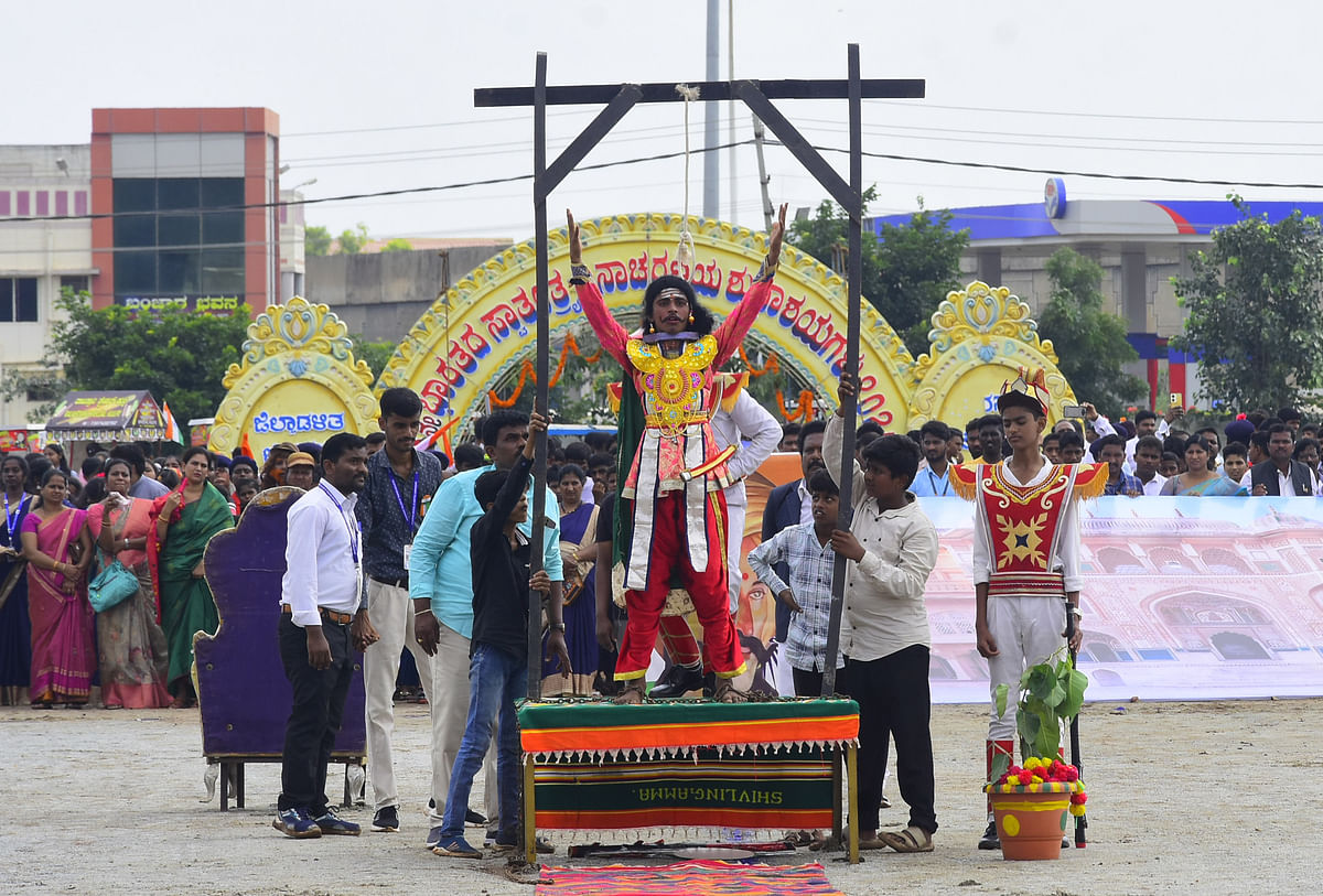 ಸಾಂಸ್ಕೃತಿಕ ಕಾರ್ಯಕ್ರಮದಲ್ಲಿ ಕೋಟೆ ಪ್ರೌಢಶಾಲೆ ವಿದ್ಯಾರ್ಥಿಗಳು ಸಂಗೊಳ್ಳಿ ರಾಯಣ್ಣನ ಜೀವನಾಧಾರಿತ ರೂಪಕ ಪ್ರದರ್ಶಿಸಿದರು 