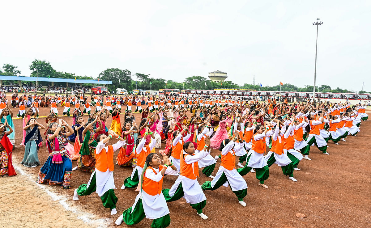 ಪೊಲೀಸ್‌ ಪರೇಡ್‌ ಮೈದಾನದಲ್ಲಿ ಎಸ್‌ಬಿಆರ್ ವಸತಿ ಶಾಲೆಯ ಮಕ್ಕಳು ಸರ್ವಧರ್ಮ ಸಮನ್ವಯ ಬಿಂಬಿಸುವ ನೃತ್ಯ ಪ್ರರ್ದರ್ಶಿಸಿದರು.  ಪ್ರಜಾವಾಣಿ ಚಿತ್ರಗಳು: ತಾಜುದ್ದೀನ್‌ ಆಜಾದ್‌