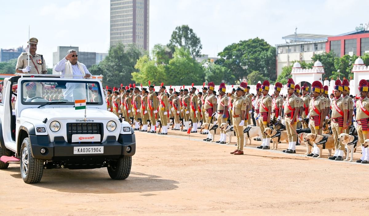 <div class="paragraphs"><p>ಧ್ವಜಾರೋಹಣದ ಬಳಿಕ ಪಥಸಂಚಲನದ ಗೌರವ ಸ್ವೀಕರಿಸಿದ ಸಿಎಂ</p></div>