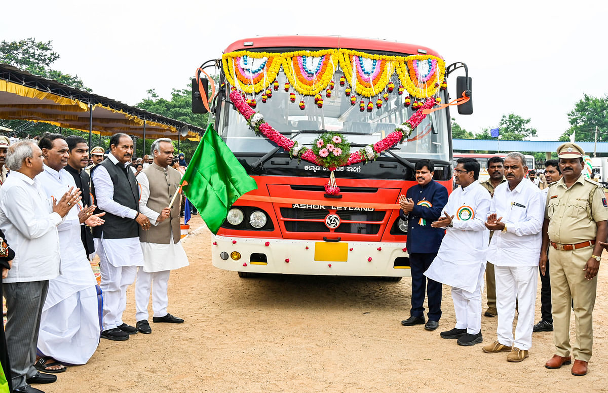 ಕೆಕೆಆರ್‌ಟಿಸಿಗೆ ಹೊಸದಾಗಿ ಸೇರ್ಪಡೆಯಾದ 50 ಬಸ್‌ಗಳನ್ನು ಸಚಿವ ಪ್ರಿಯಾಂಕ್ ಖರ್ಗೆ ಸಾರ್ವಜನಿಕ ಸೇವೆಗೆ ಸಮರ್ಪಿಸಿದರು