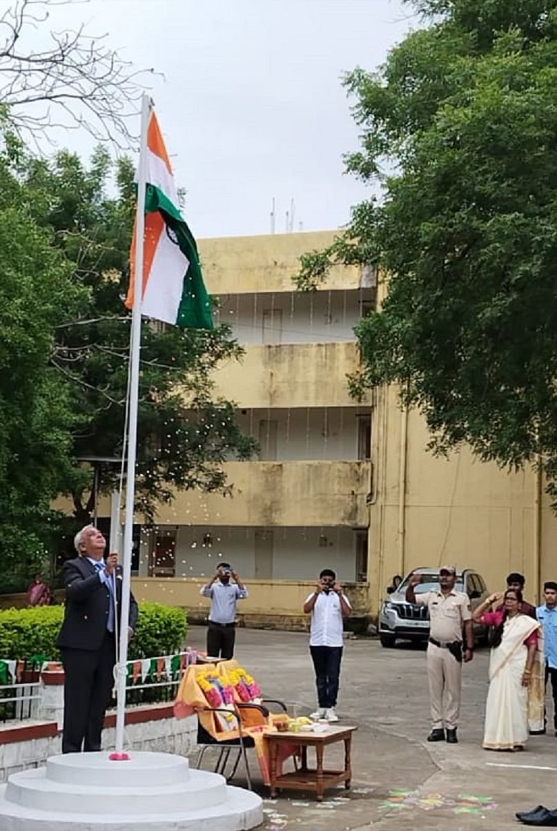 ಕಲಬುರಗಿಯ ಮಹಲ್-ಎ-ಶಾಹಿ ಅತಿಥಿ ಗೃಹದಲ್ಲಿರುವ ಕರ್ನಾಟಕ ಮಾಹಿತಿ ಹಕ್ಕು ಆಯೋಗದ ಕಲಬುರಗಿ ಪೀಠ ಕಚೇರಿಯಲ್ಲಿ ಕಲಬುರಗಿ ಪೀಠದ ಆಯುಕ್ತ ರವೀಂದ್ರ ಡಾಕಪ್ಪ ರಾಷ್ಟ್ರ ಧ್ವಜಾರೋಹಣ ನಡೆಸಿದರು