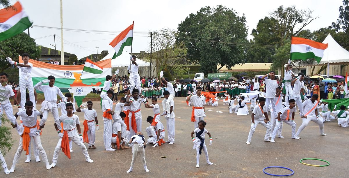 ಮಡಿಕೇರಿಯ ಕೋಟೆ ಆವರಣದಲ್ಲಿ ಗುರುವಾರ ಸ್ವಾತಂತ್ರ್ಯೋತ್ಸವದ ಪ್ರಯುಕ್ತ ವಿದ್ಯಾರ್ಥಿಗಳು ವೈವಿಧ್ಯಮಯ ಸಾಂಸ್ಕೃತಿ ಕಾರ್ಯಕ್ರಮಗಳನ್ನು ಪ್ರದರ್ಶಿಸಿದರು