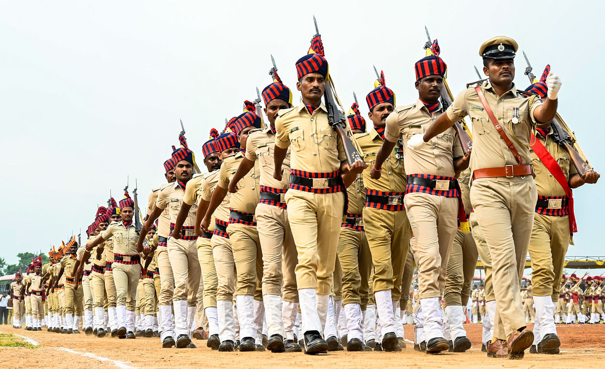 ಸ್ವಾತಂತ್ರ್ಯ ದಿನಾಚರಣೆ ಅಂಗವಾಗಿ ಕಲಬುರಗಿಯಲ್ಲಿ ಪೊಲೀಸರು ಸಚಿವರಿಗೆ ಗೌರವ ವಂದನೆ ಸಲ್ಲಿಸಿದರು