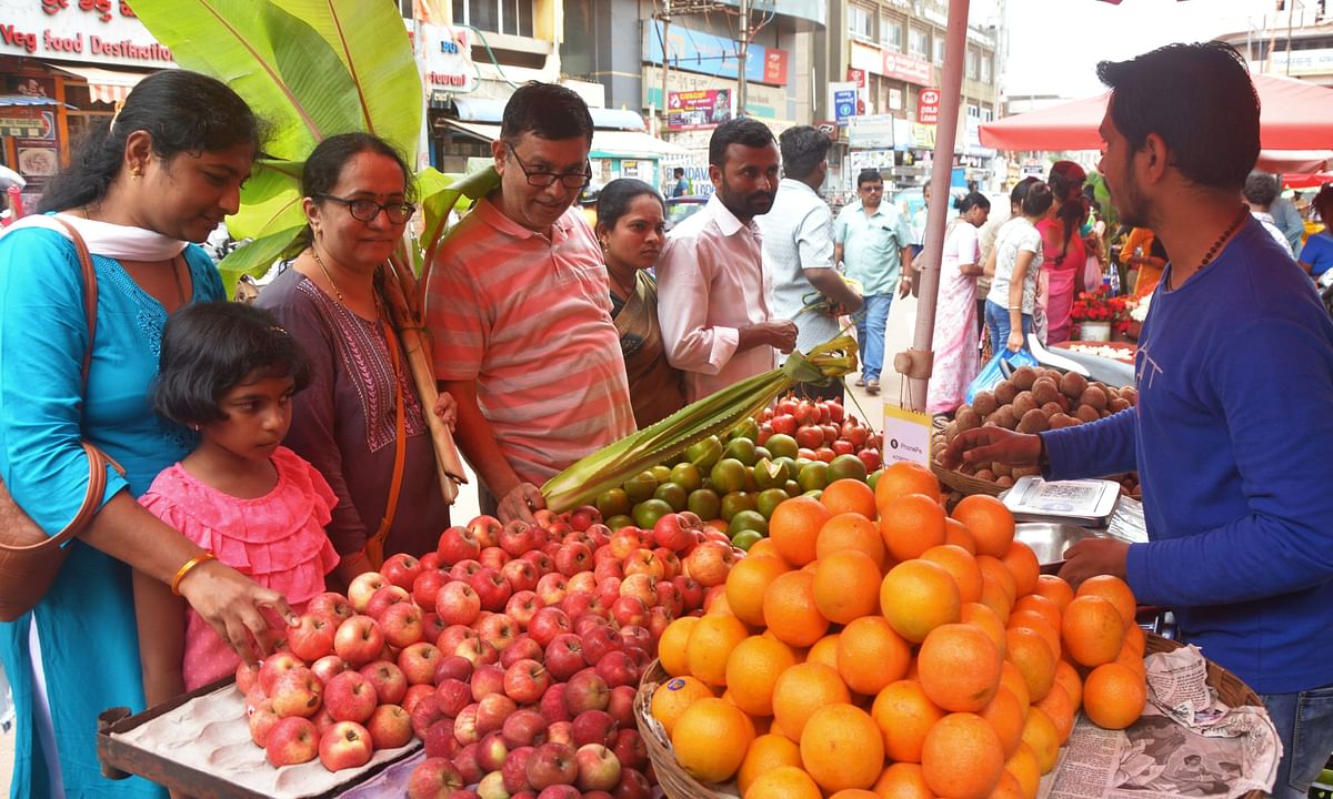 ವರಮಹಾಲಕ್ಷ್ಮಿ ಹಬ್ಬದ ಅಂಗವಾಗಿ ಹುಬ್ಬಳ್ಳಿಯ ಜನತಾ ಬಜಾರ್‌ನಲ್ಲಿ ಸಾರ್ವಜನಿಕರು ಗುರುವಾರ ವಿವಿಧ ಹಣ್ಣುಗಳನ್ನು ಖರೀಸಿದರು– ಪ್ರಜಾವಾಣಿ ಚಿತ್ರ