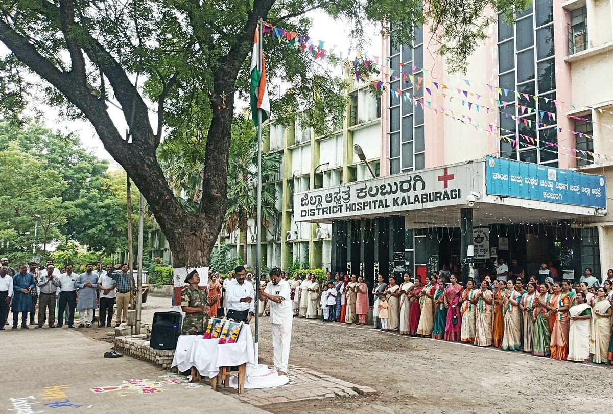 ಕಲಬುರಗಿಯ ಜಿಮ್ಸ್ ಆಸ್ಪತ್ರೆ ಆವರಣದಲ್ಲಿ ಗುರುವಾರ ಡಾ.ಓಂಪ್ರಕಾಶ ಅಂಬೂರೆ ಧ್ವಜಾರೋಹಣ ನೆರವೇರಿಸಿದರು