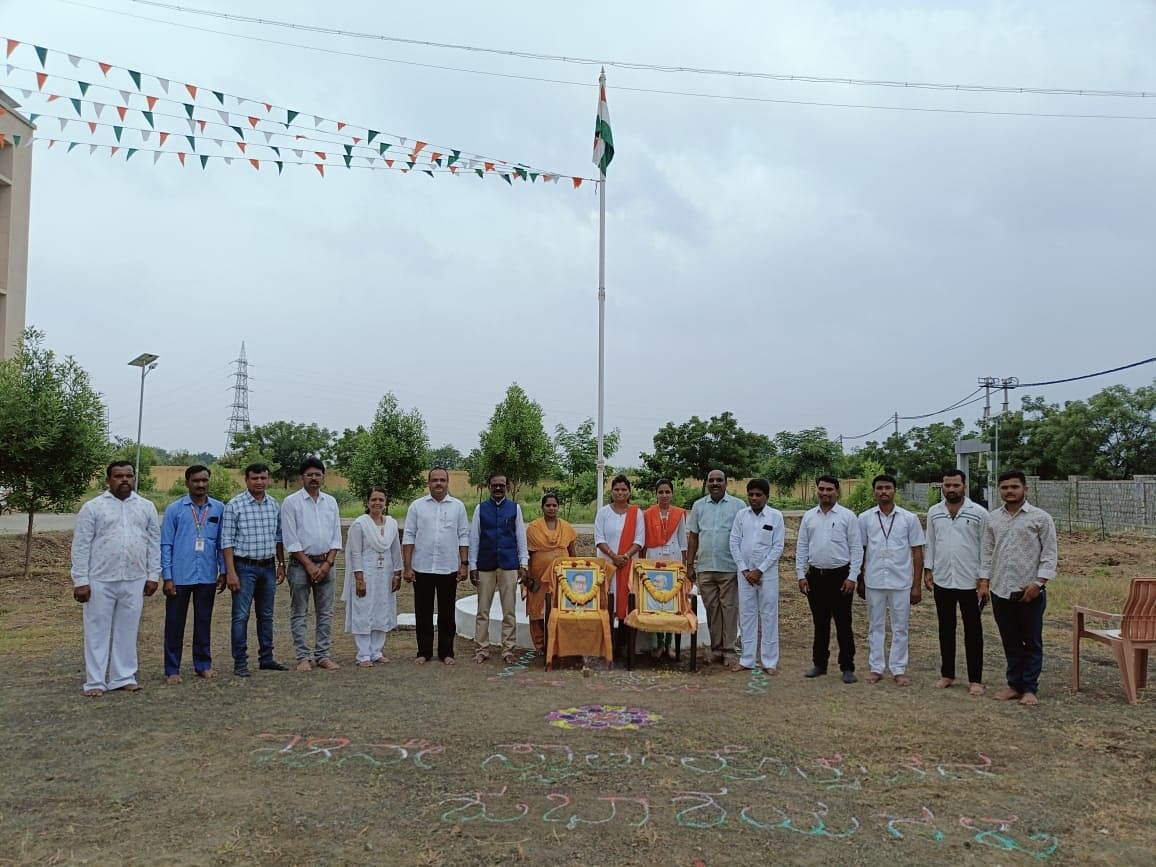 ಕಲಬುರಗಿಯ ಹೊರವಲಯದಲ್ಲಿರುವ ಅಬ್ದುಲ್‌ ನಜೀರಸಾಬ್‌ ರಾಜ್ಯ ಗ್ರಾಮೀಣಾಭಿವೃದ್ಧಿ ಮತ್ತು ಪಂಚಾಯತ್‌ ರಾಜ್‌ ಸಂಸ್ಥೆಯ ಕಲಬುರಗಿ ಪ್ರಾದೇಶಿಕ ಕೇಂದ್ರದ ಆವರಣದಲ್ಲಿ ಗುರುವಾರ ಸ್ವಾತಂತ್ರ್ಯ ದಿನ ಆಚರಿಸಲಾಯಿತು. ಕೇಂದ್ರದ ಉಪ ನಿರ್ದೇಶಕ ಧನರಾಜ್‌ ಬೋರಾಳೆ  ಶಿವಪುತ್ರಪ್ಪ ಗೊಬ್ಬೂರು ರಾಜು ಕಂಬಳಿಮಠ ಸಂತೋಷ ಎನ್. ಸಾಕ್ಷಿ ಪಾಟೀಲ ಪ್ರಶಾಂತ ಅಂಗಡಿ ಅಶ್ವಿನಿ ಪೂಜಾರಿ ಪಾಲ್ಗೊಂಡಿದ್ದರು