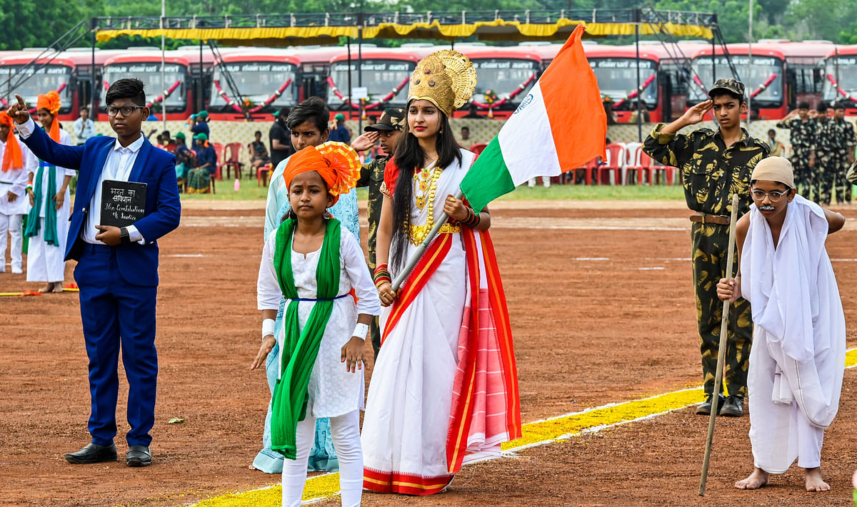 ಪೊಲೀಸ್‌ ಪರೇಡ್‌ ಮೈದಾನದಲ್ಲಿ ವಿವಿಧ ಶಾಲೆ ವಿದ್ಯಾರ್ಥಿಗಳು ಭಾರತ ಮಾತೆ ಮಹಾತ್ಮ ಗಾಂಧಿ ಡಾ.ಬಿ.ಆರ್. ಅಂಬೇಡ್ಕರ್ ವೇಷದಲ್ಲಿ ಕಾಣಿಸಿಕೊಂಡರು