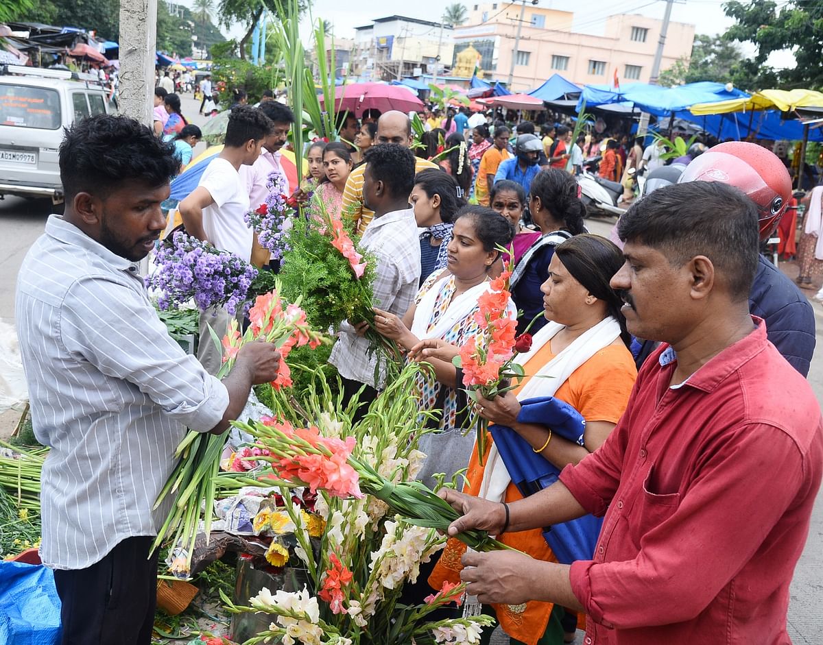 ತುಮಕೂರಿನ ಜೆ.ಸಿ.ರಸ್ತೆಯಲ್ಲಿ ಗುರುವಾರ ಸಾರ್ವಜನಿಕರು ಹೂವು ಖರೀದಿಸಿದರು