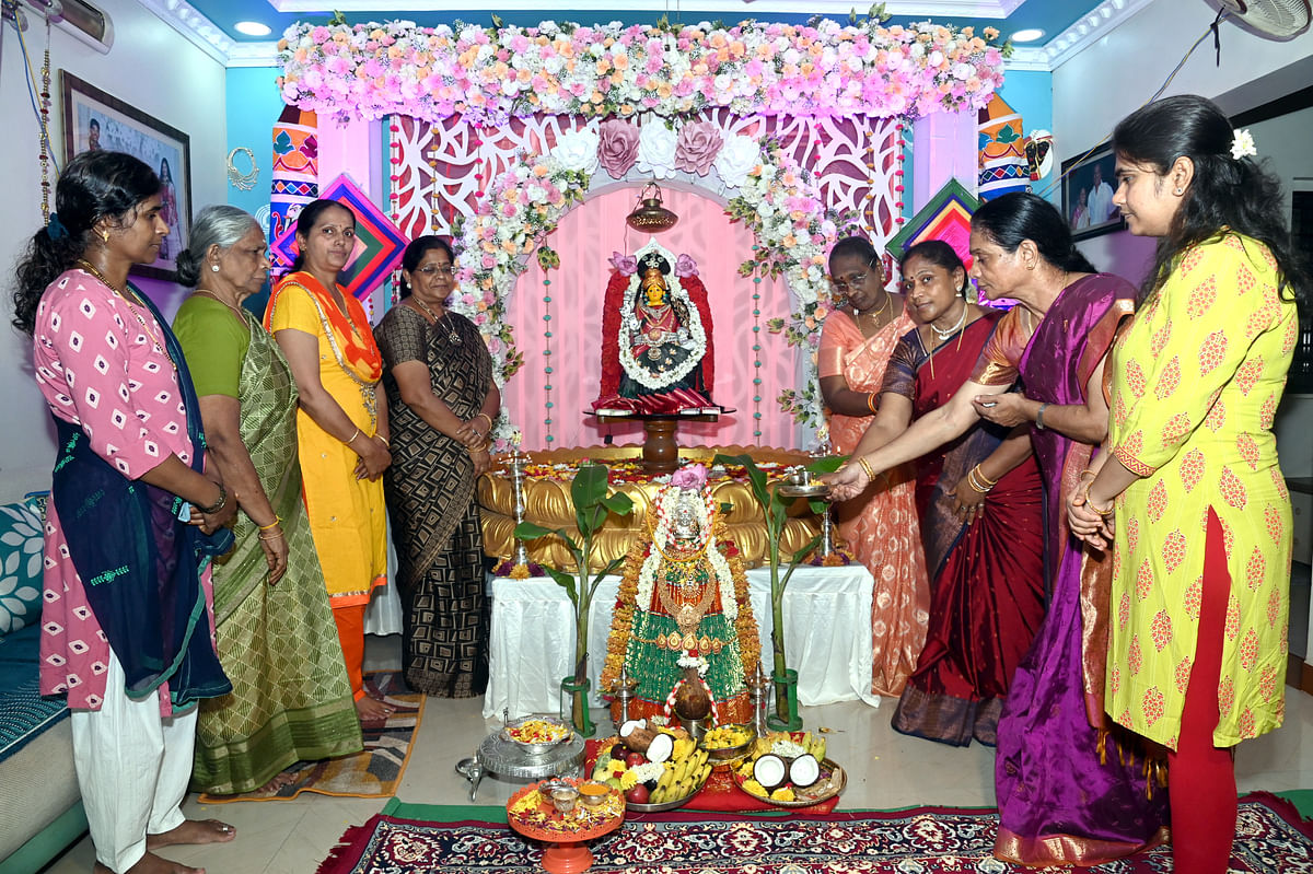 ಹುಬ್ಬಳ್ಳಿಯ ಸಿದ್ದೇಶ್ವರ ಪಾರ್ಕ್‌ನ ಮಂಜುಳಾ ಕೃಷ್ಣನ್‌ ಅವರ ಮನೆಯಲ್ಲಿ ವರಮಹಾಲಕ್ಷ್ಮಿ ಪೂಜೆಯ ನೋಟ