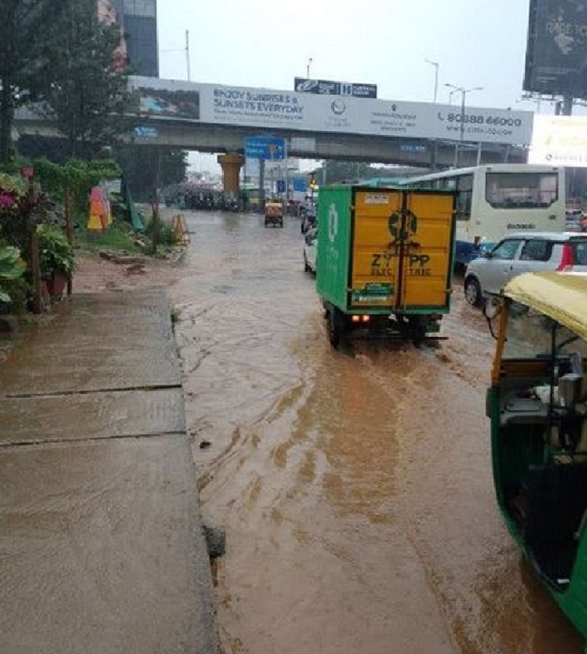 ಕೆಂಪಾಪುರದಲ್ಲಿ ಶುಕ್ರವಾರ ರಸ್ತೆಯಲ್ಲಿಯೇ ನೀರು ಹರಿಯಿತು