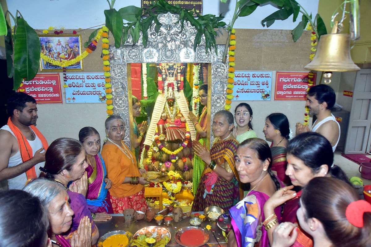 ಹುಬ್ಬಳ್ಳಿಯ ಜನತಾ ಬಜಾರ್‌ನ ದುರ್ಗಾದೇವಿ ಗುಡಿಯಲ್ಲಿ ಕೊಲ್ಲಾಪುರ ಮಹಾಲಕ್ಷ್ಮಿಯ ಅಲಂಕಾರದಲ್ಲಿರುವ ವರಮಹಾಲಕ್ಷ್ಮಿಯ ದರ್ಶನ ಪಡೆದ  ಭಕ್ತರು  ಪ್ರಜಾವಾಣಿ ಚಿತ್ರ: ಗುರು ಹಬೀಬ