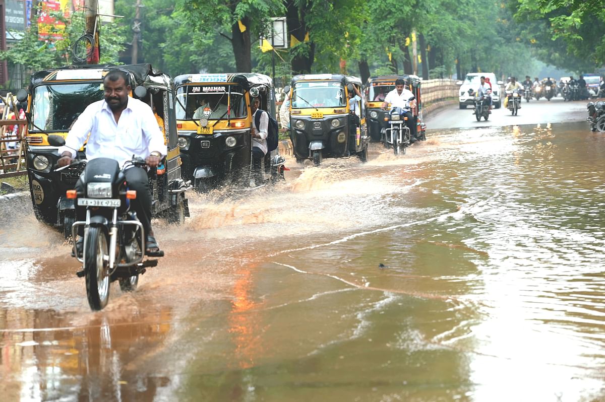 ಬೀದರ್‌ನಲ್ಲಿ ಶುಕ್ರವಾರ ಸುರಿದ ಬಿರುಸಿನ ಮಳೆಗೆ ವಿದ್ಯಾನಗರದ ಮುಖ್ಯರಸ್ತೆಯಲ್ಲಿ ಅಪಾರ ಪ್ರಮಾಣದ ನೀರು ಸಂಗ್ರಹಗೊಂಡು ವಾಹನ ಸಂಚಾರಕ್ಕೆ ತೊಡಕಾಯಿತು. –ಪ್ರಜಾವಾಣಿ ಚಿತ್ರ: ಲೋಕೇಶ ವಿ. ಬಿರಾದಾರ