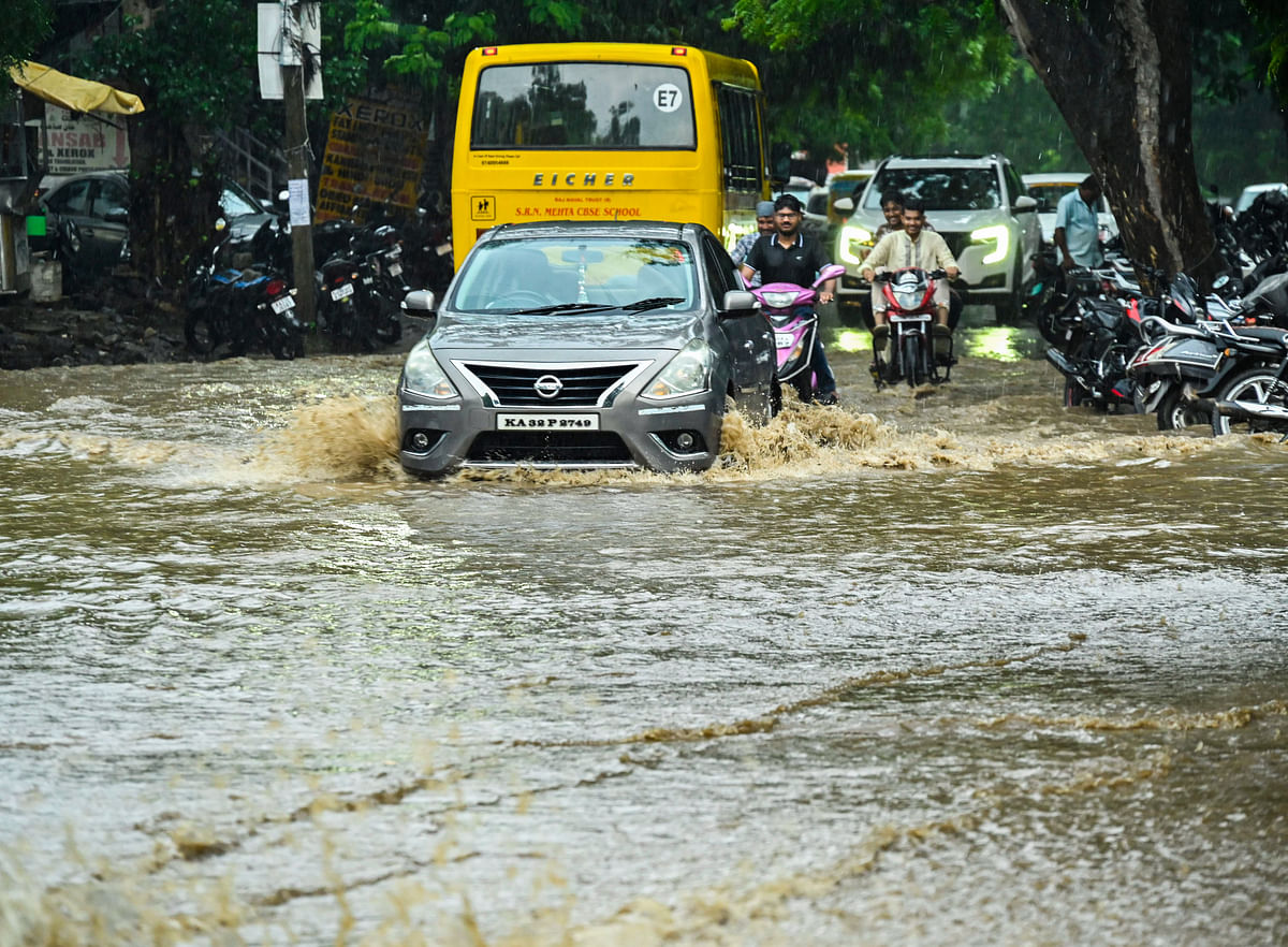 ಕಲಬುರಗಿ ನಗರದಲ್ಲಿ ಶನಿವಾರ ಸುರಿವ ಮಳೆಯಲ್ಲೇ ಸಾಗಿದ ವಾಹನ ಸವಾರರು 
-ಪ್ರಜಾವಾಣಿ ಚಿತ್ರ/ತಾಜುದ್ದೀನ್‌ ಆಜಾದ್‌