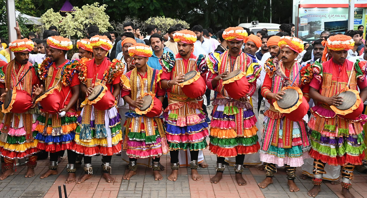 ನಗರದ ಅರಮನೆ ಮೈದಾನದಲ್ಲಿ ಭಾನುವಾರ ನಡೆದ ‘ಕುಂದಾಪ್ರ ಕನ್ನಡ ಹಬ್ಬ’ದಲ್ಲಿ ಕುಡುಬಿ ಸಮುದಾಯದ ನೃತ್ಯ ಪ್ರದರ್ಶನ ನಡೆಯಿತು. –ಪ್ರಜಾವಾಣಿ ಚಿತ್ರ