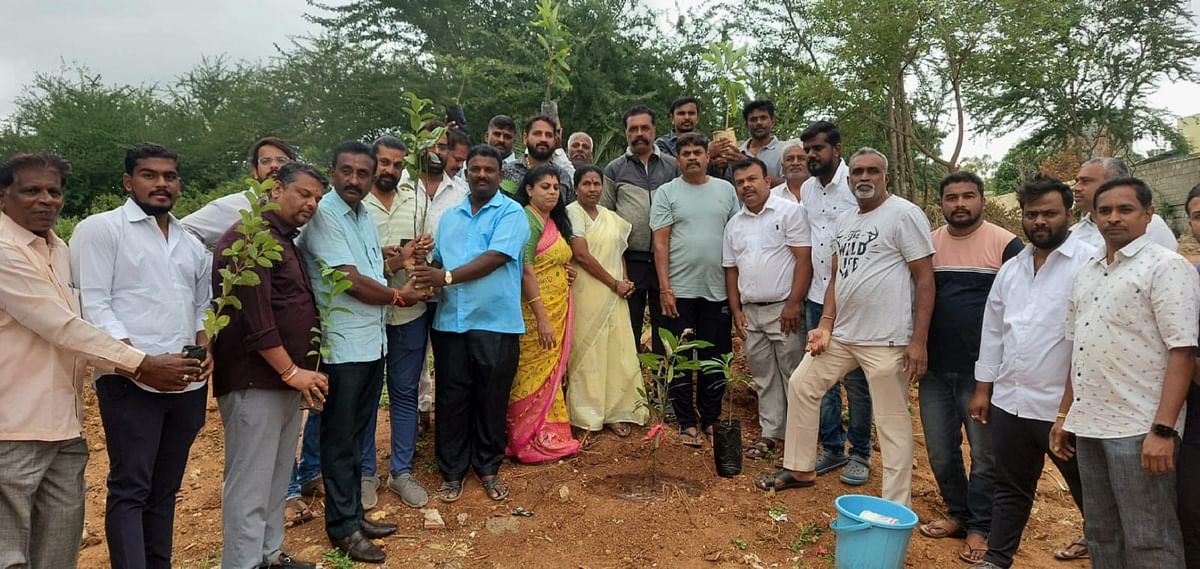 ಸ್ವಚ್ಛಗೊಳಿಸಿದ ಗುಂಡುತೋಪಿನಲ್ಲಿ ಗಿಡಗಳನ್ನು ನೆಡುತ್ತಿರುವ ಗ್ರಾಮಸ್ಥರು