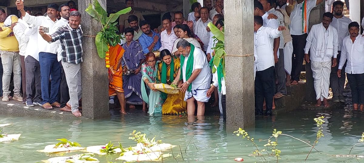 ಲಕ್ಕವಳ್ಳಿಯ ಭದ್ರಾ ಜಲಾಶಯಕ್ಕೆ ಬೆಂಬಲಿಗರು ಹಾಗೂ ರೈತರೊಂದಿಗೆ ಬಾಗಿನ ಅರ್ಪಿಸಿದ ಸಚಿವ ಎಸ್‌.ಎಸ್‌.ಮಲ್ಲಿಕಾರ್ಜುನ. ಈ ವೇಳೆ ಪತ್ನಿ, ದಾವಣಗೆರೆ ಸಂಸದೆ ಡಾ.ಪ್ರಭಾ ಮಲ್ಲಿಕಾರ್ಜುನ, ಹೊನ್ನಾಳಿ ಶಾಸಕ ಡಿ.ಜಿ.ಶಾಂತನಗೌಡ, ಮಾಯಕೊಂಡ ಶಾಸಕ ಕೆ.ಎಸ್.ಬಸವಂತಪ್ಪ ಇದ್ದರು.