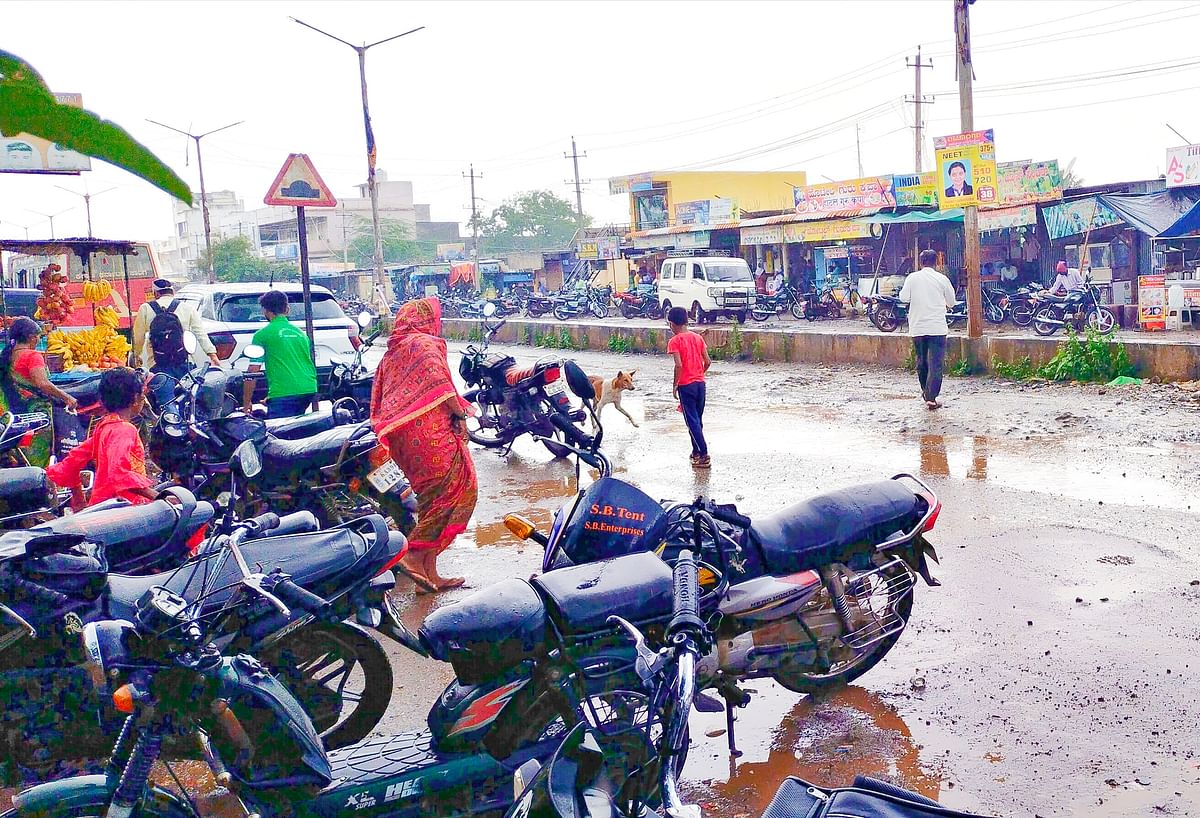 ಫೋಟೊ ಕ್ಯಾಪ್ಶನ್: ಹುಲಸೂರನಿಂದ ಬಸವಕಲ್ಯಾಣ ಗೆ ಹೋಗುವ ರಸ್ತೆಯಲ್ಲಿ ವಾಹನ ದಟ್ಟಣೆ.