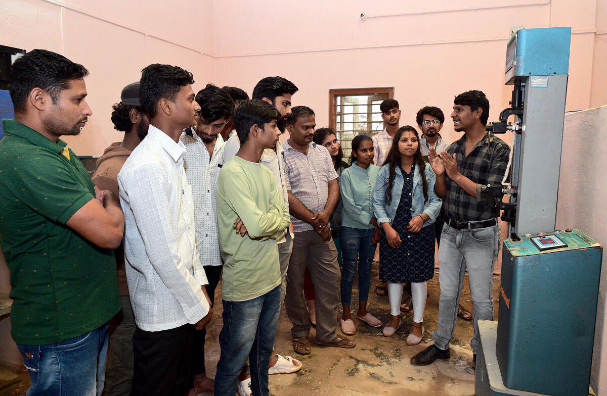 ಹುಬ್ಬಳ್ಳಿಯ ಖಾದಿ ಗ್ರಾಮೋದ್ಯೋಗದಲ್ಲಿ ವಿದ್ಯಾಲಯದಲ್ಲಿ ಪ್ರಾಯೋಗಿಕ ತರಬೇತಿ ಪಡೆಯುತ್ತಿರುವ ವಿದ್ಯಾರ್ಥಿಗಳು