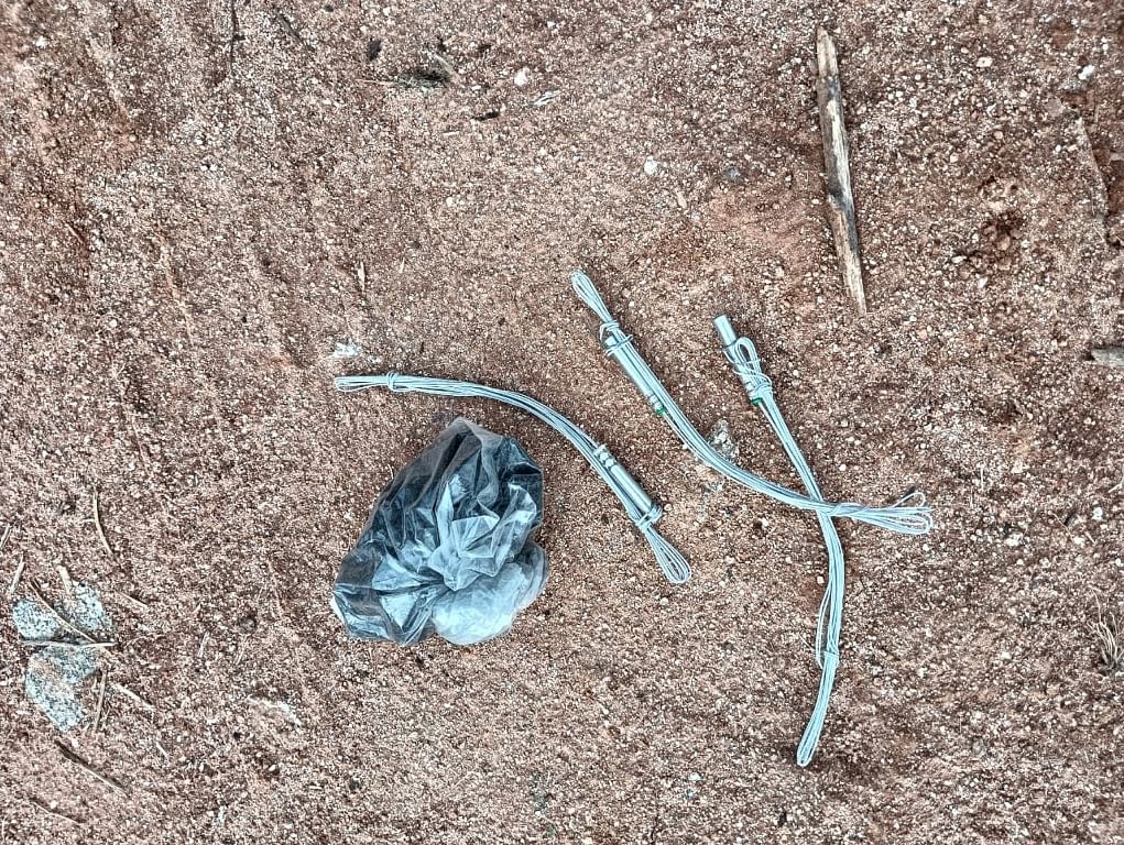 ಬಂಡೆಗಳ ಬಳಿ ಬಿಸಾಡಲಾಗಿರುವ ಸುಡುಮದ್ದಿನ ಪರಿಕರಗಳು