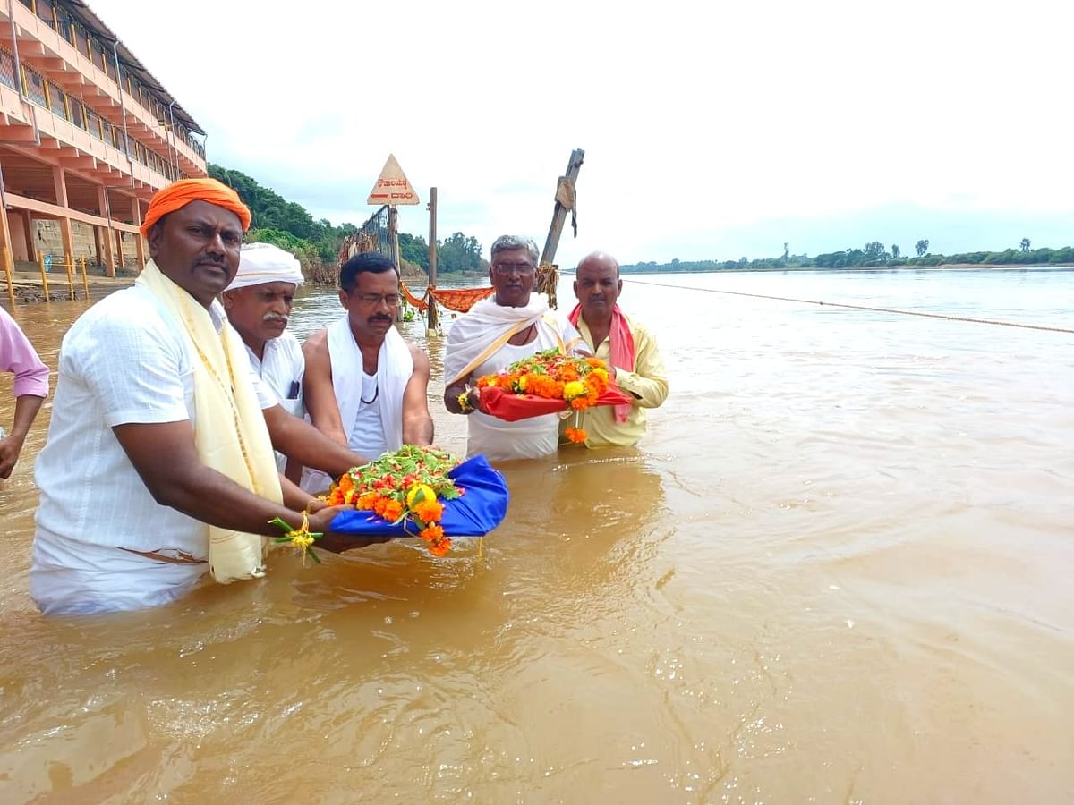 ಕಡರನಾಯ್ಕನಹಳ್ಳಿ ಸಮೀಪದ ಉಕ್ಕಡಗಾತ್ರಿ ದೇವಸ್ಥಾನದ ಟ್ರಸ್ಟ್ ವತಿಯಿಂದ ತುಂಗಭದ್ರಾ ನದಿಗೆಬಾಗಿನ ಅರ್ಪಿಸಿದರು