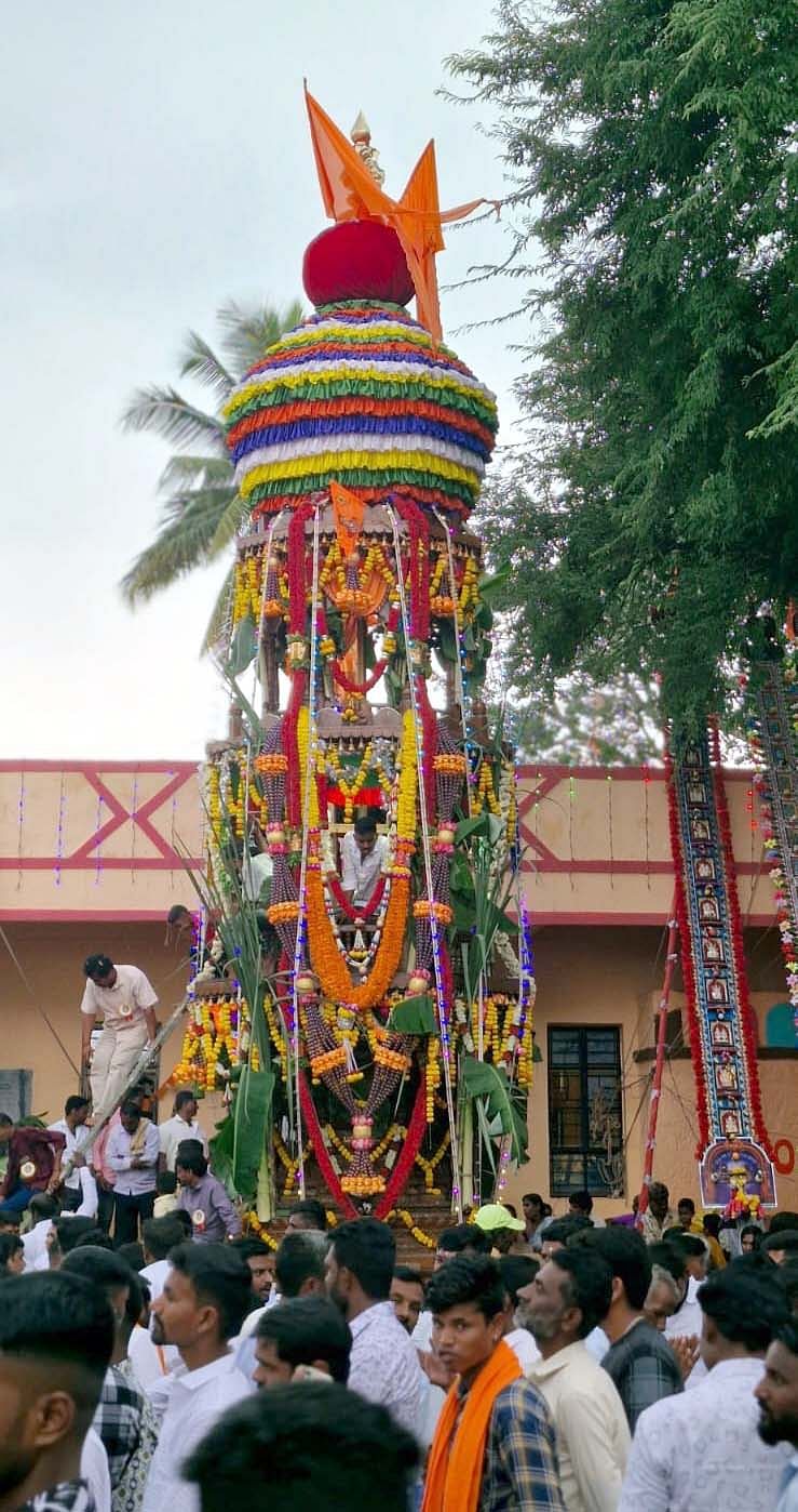 ತೇರದಾಳ ತಾಲ್ಲೂಕಿನ ಗೋಲಬಾವಿಯಲ್ಲಿ ಬಸವೇಶ್ವರ ಜಾತ್ರೆ ಅಂಗವಾಗಿ ಅದ್ದೂರಿ ರಥೋತ್ಸವ ಜರುಗಿತು.