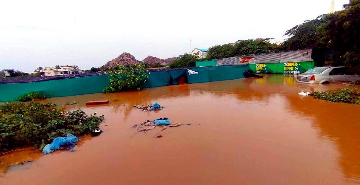 ಕುರುಗೋಡಿನ ಬಾದನಹಟ್ಟಿ ರಸ್ತೆಯಲ್ಲಿನ ನರ್ಸರಿ ಜಲಾವೃತವಾಗಿದೆ