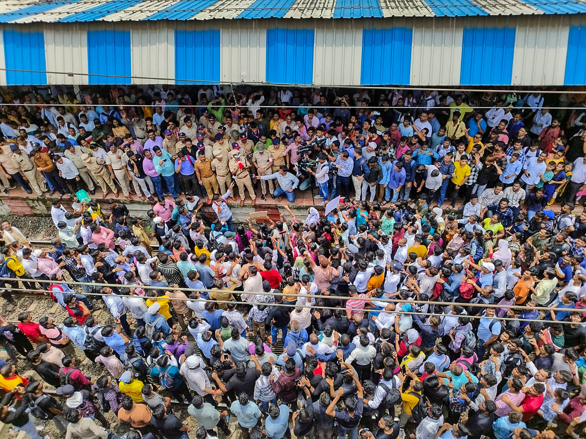 ಬಾಲಕಿಯರ ಮೇಲೆ ನಡೆದ ಲೈಂಗಿಕ ದೌರ್ಜನ್ಯವನ್ನು ಖಂಡಿಸಿ ನಡೆಸಲಾಗುತ್ತಿದ್ದ ‘ರೈಲು ತಡೆ’ಯನ್ನು ಕೈಬಿಡಬೇಕು ಎಂದು ಪೊಲೀಸರು ಸಾರ್ವಜನಿಕರಲ್ಲಿ ಮನವಿ ಮಾಡಿದರು –ಪಿಟಿಐ ಚಿತ್ರ