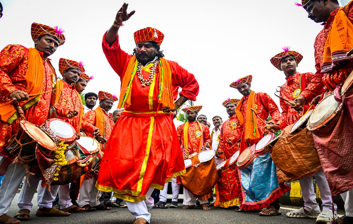 ಭಾವಚಿತ್ರದ ಮೆರವಣಿಗೆಯಲ್ಲಿ ನೃತ್ಯ ಪ್ರದರ್ಶಿಸಿದ ಗೋಂಧಳಿ ಸಮಾಜ ಸುಧಾರಣಾ ಸಂಘದ ಕಲಾವಿದರು