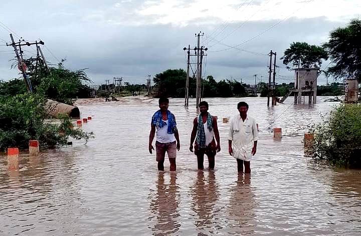 ಕುರುಗೋಡು ತಾಲ್ಲೂಕಿನ ಚಾನಾಳು ಗ್ರಾಮದ ಬಳಿ ಹರಿಯುವ ಹಿರೇಹಳ್ಳ ಮಳೆಯಿಂದ ತುಂಬಿ ಹರಿಯುತ್ತಿದೆ