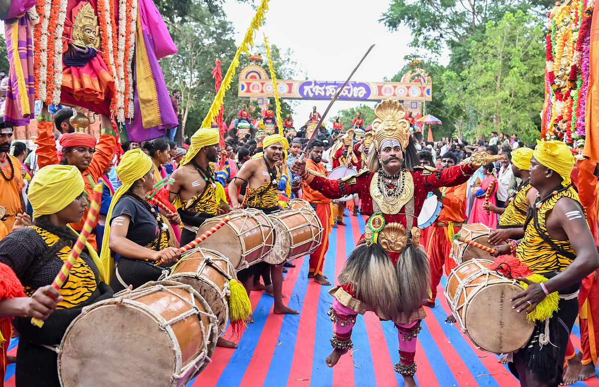 ಜಾನಪದ ಕಲಾತಂಡಗಳಲ್ಲಿ ಪೂಜಾ ಕುಣಿತ ಡೊಳ್ಳು ಕುಣಿತ ವೀರಗಾಸೆ ಕಲಾವಿದರ ಮೆರುಗು 