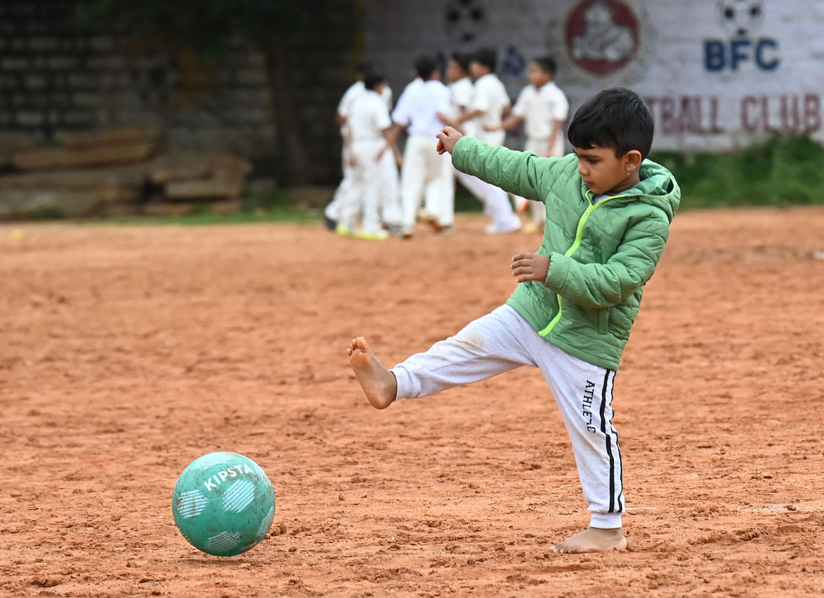 ಪ್ರಜಾ ಪ್ಲಸ್ ಚಿತ್ರಾವಳಿ: ನಗರದ ಮಕ್ಕಳ ಆಟೋಟಗಳು ನಗರದಲ್ಲಿ ವಾಸಿಸುವ ಮಕ್ಕಳು ಯಾವ ರೀತಿಯಾಗಿ ತಮ್ಮ ಸಮಯವನ್ನು ಕಳೆಯುತ್ತಾರೆ ಅನ್ನುವ ಒಂದು ನೋಟ. 