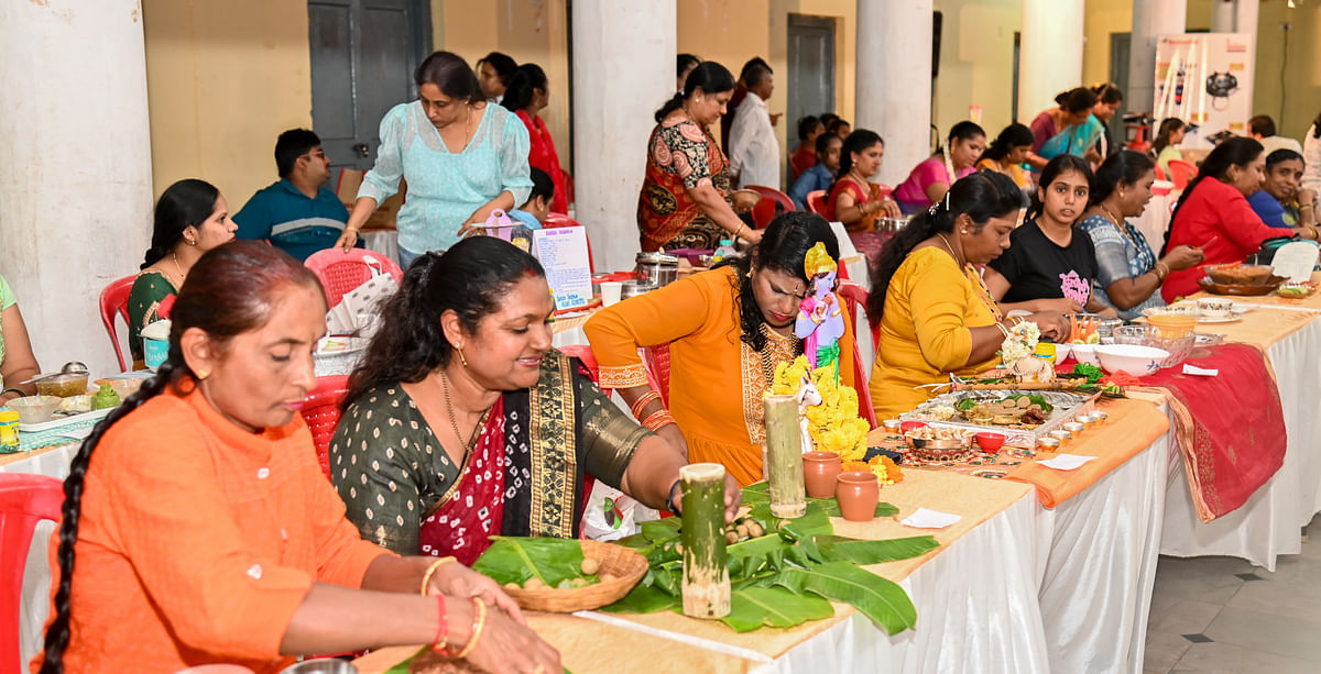 ‘ಕರುನಾಡ ಸವಿಯೂಟ’ದಲ್ಲಿ ಪಾಲ್ಗೊಂಡಿದ್ದ ಸ್ಪರ್ಧಿಗಳು ಆಹಾರ ಪದಾರ್ಥ ಪ್ರಸ್ತುತಪಡಿಸುವಲ್ಲಿ ತಲ್ಲೀನರಾಗಿದ್ದರು–ಪ್ರಜಾವಾಣಿ ಚಿತ್ರ