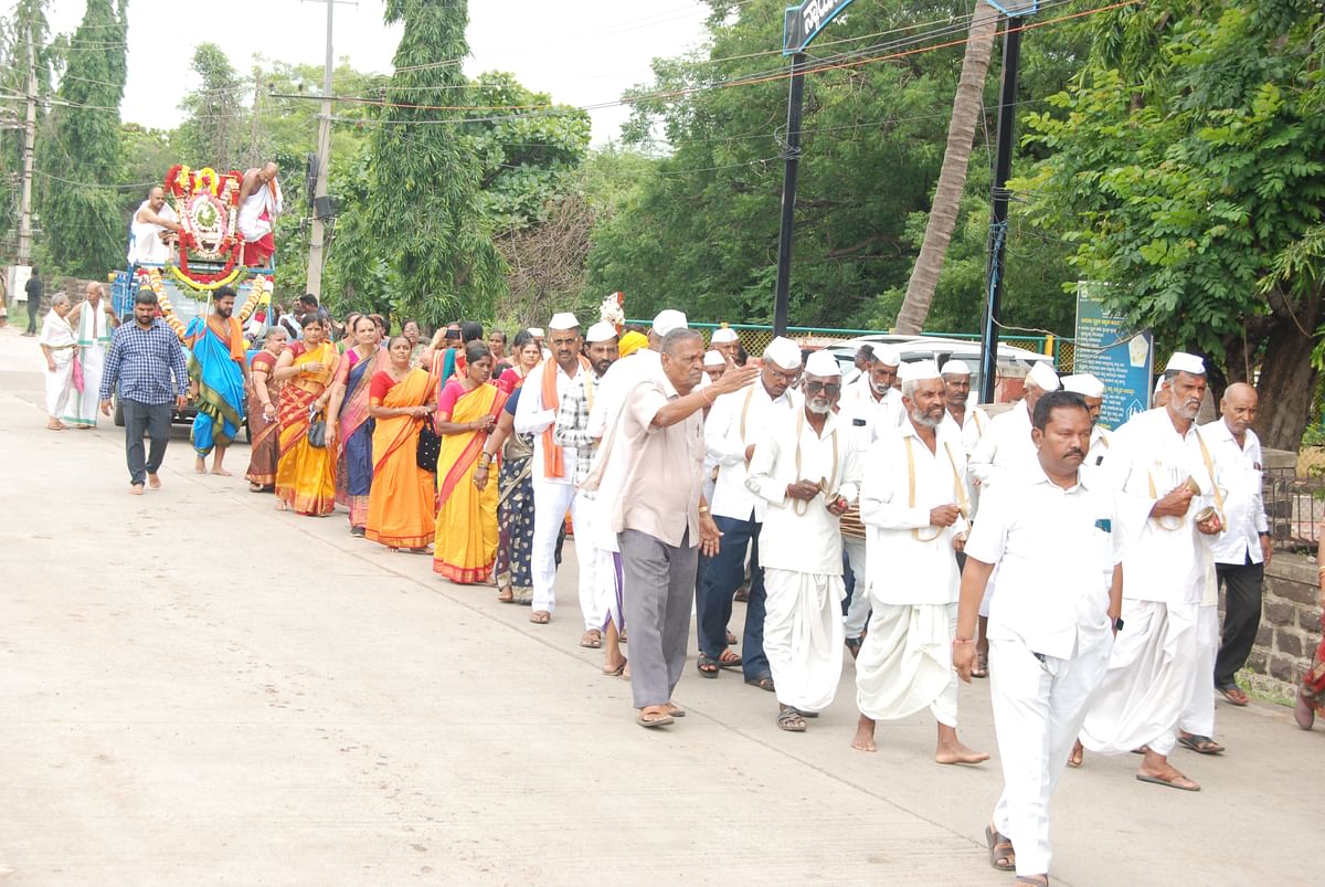 ವಿಜಯಪುರ ನಗರದ ನಂಜನಗೂಡು ರಾಘವೇಂದ್ರಸ್ವಾಮಿ ಮಠದಲ್ಲಿ ಉತ್ತರಾರಾಧನೆಯ ಅಂಗವಾಗಿ ಗುರುವಾರ ಪಂಢರಪುರ ವಾರಕರಿ ಸಂಪ್ರದಾಯದ ಭಜನೆ ಮೂಲಕ ಬೀದಿಯಲ್ಲಿ ಮೆರವಣಿಗೆ ನಡೆಯಿತು