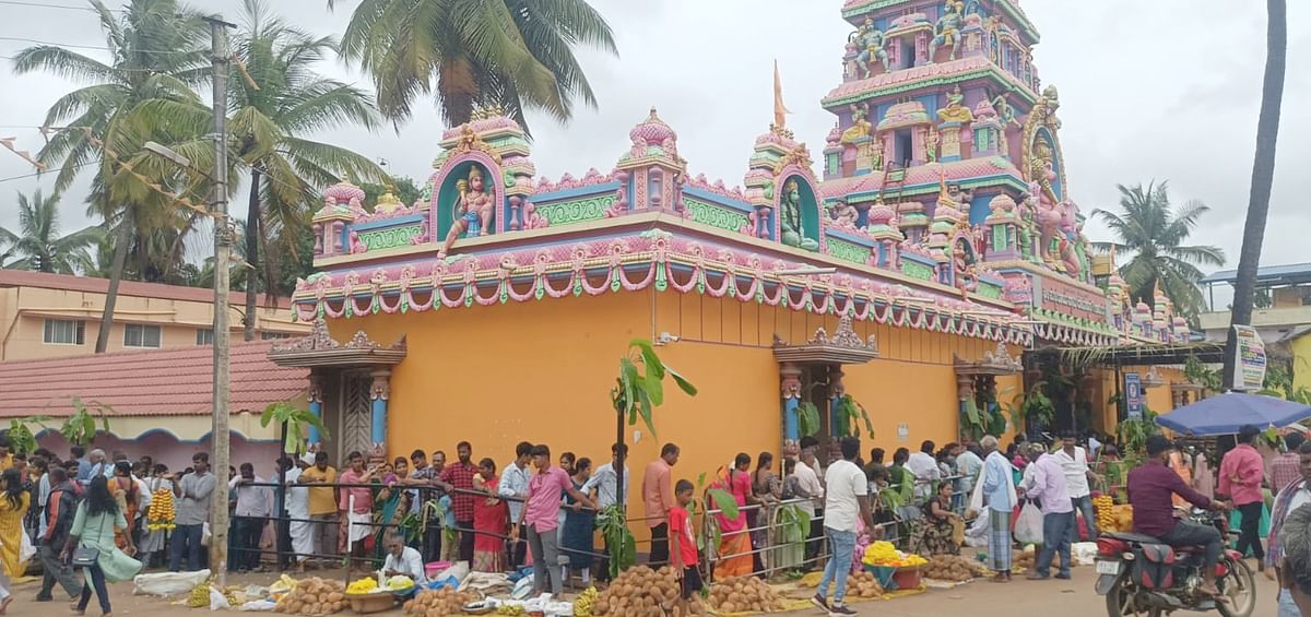 ಶಿಕಾರಿಪುರದ ಹುಚ್ಚರಾಯಸ್ವಾಮಿ ದೇವರ ದೇವಸ್ಥಾನದಲ್ಲಿ ಭಕ್ತರು ಸರದಿ ಸಾಲಿನಲ್ಲಿ ನಿಂತು ದೇವರ ದರ್ಶನ ಪಡೆದರು