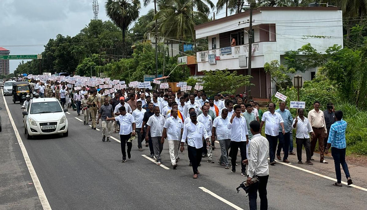 ಕಂಚಿನಡ್ಕದಲ್ಲಿ ನಡೆದ ಪ್ರತಿಭಟನೆಯ ಬಳಿಕ ಪಡುಬಿದ್ರಿಯವರೆಗೆ ಪ್ರತಿಭನಾ ಮೆರವಣಿಗೆ ನಡೆಯಿತು. 